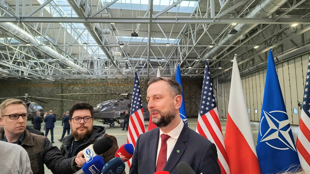 Tusk, Kosiniak-Kamysz i ambasador USA w Łodzi. W WZL1 będą serwisowane śmigłowce Apache [FOTO]