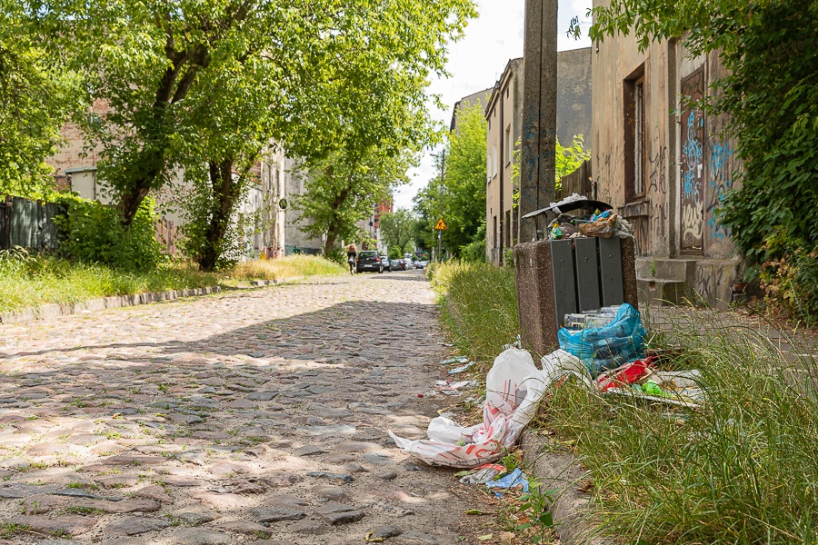 Śmieci na ul. Żytniej w Łodzi. Nieuregulowany stan prawny obszaru generuje nawracający problem (fot. Michał Pietrzak) |wiadomości łódzkie | Łódź | TuŁódź