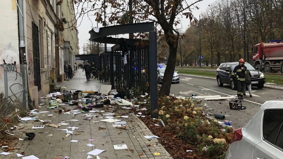 Rozrzucone rzeczy na bruku przy Północnej w Łodzi. Co tam się stało? [ZDJĘCIA] - Zdjęcie główne