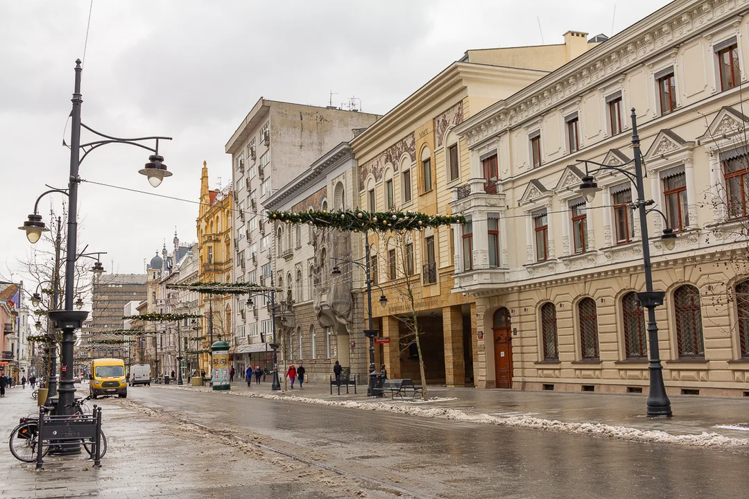 Ulica Piotrkowska w Łodzi to najdłuższy deptak w Polsce i jedna z najdłuższych ulic handlowych w Europie. Zobacz, jak się zmieniła