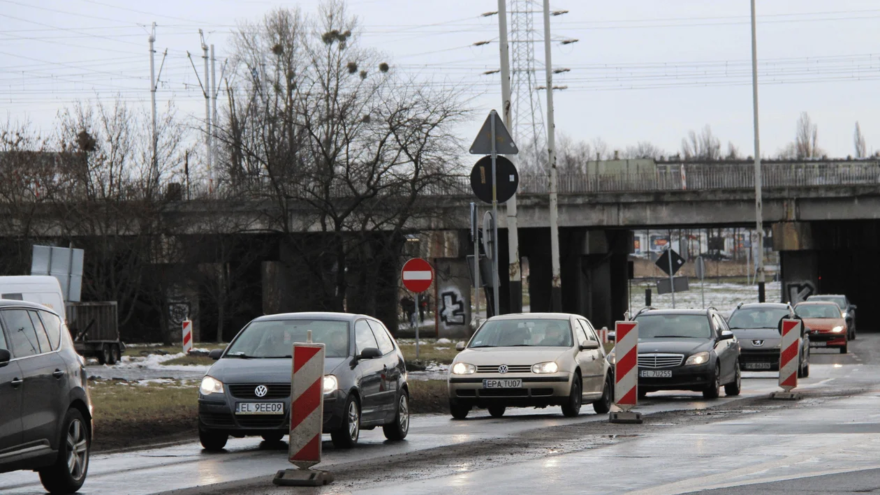 Planujesz dojazd na łódzkie lotnisko? Lepiej zarezerwuj sobie znacznie więcej czasu. „Prosimy pasażerów o przygotowanie się na dłuższy dojazd do lotniska” - Zdjęcie główne