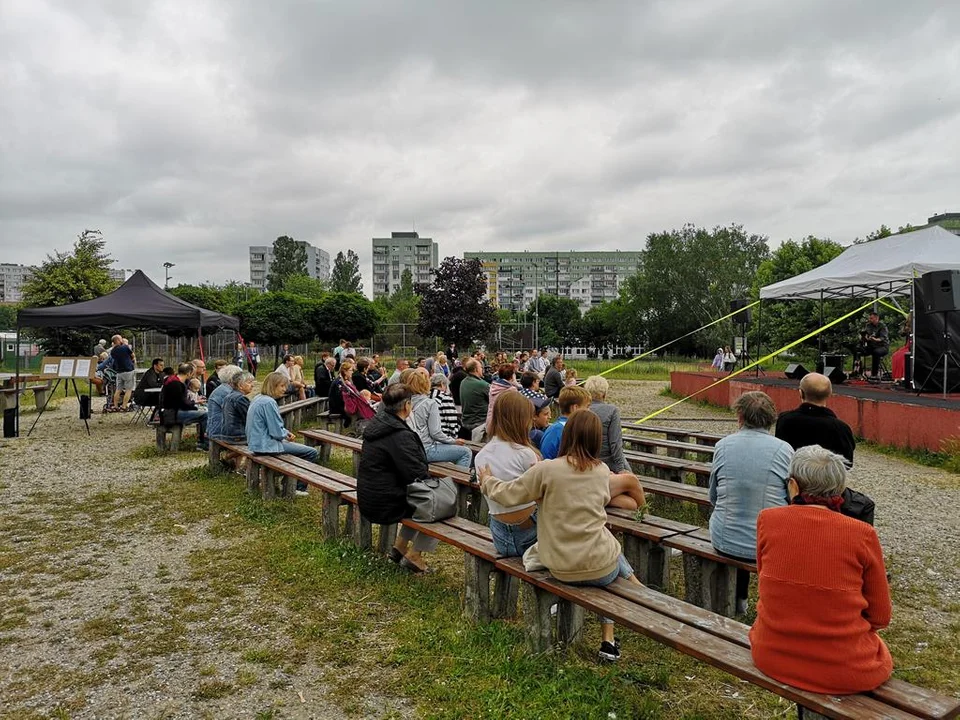 2m Acoustic Trio zagrało na Widzewskiej Górce. Znane przeboje w nowych aranżacjach [galeria]  - Zdjęcie główne