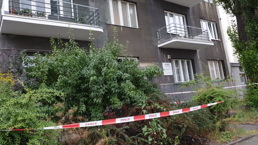 W sobotę z kamienicy na Sienkiewicza oderwał się balkon! I wciąż sobie wisi  [ZDJĘCIA] (fot. TuŁódź.pl)