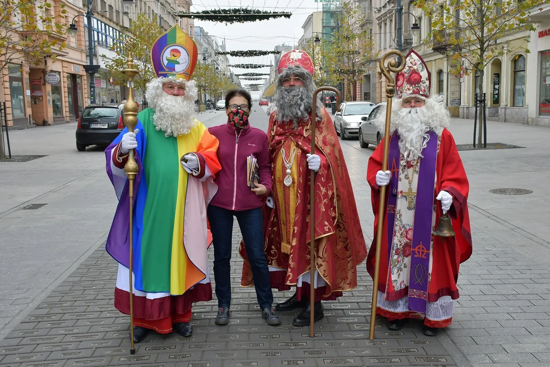 W okresie od 4 do 6 grudnia przy Pasażu Rubinsteina Mikołaje będą częstować bigosem i herbatą