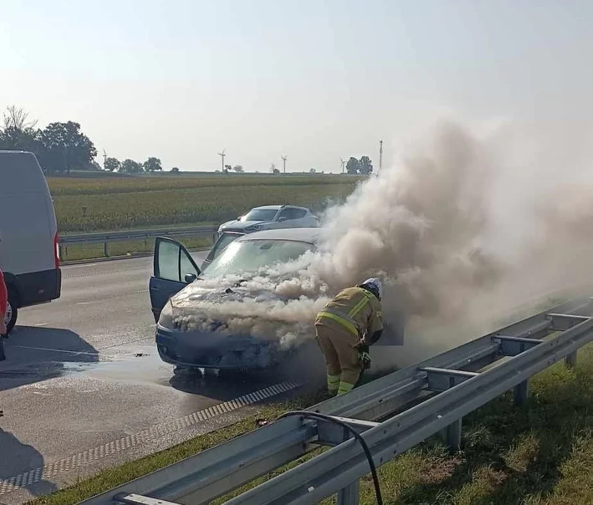 Pożar samochodu na autostradzie A1! Uwaga na utrudnienia! - Zdjęcie główne