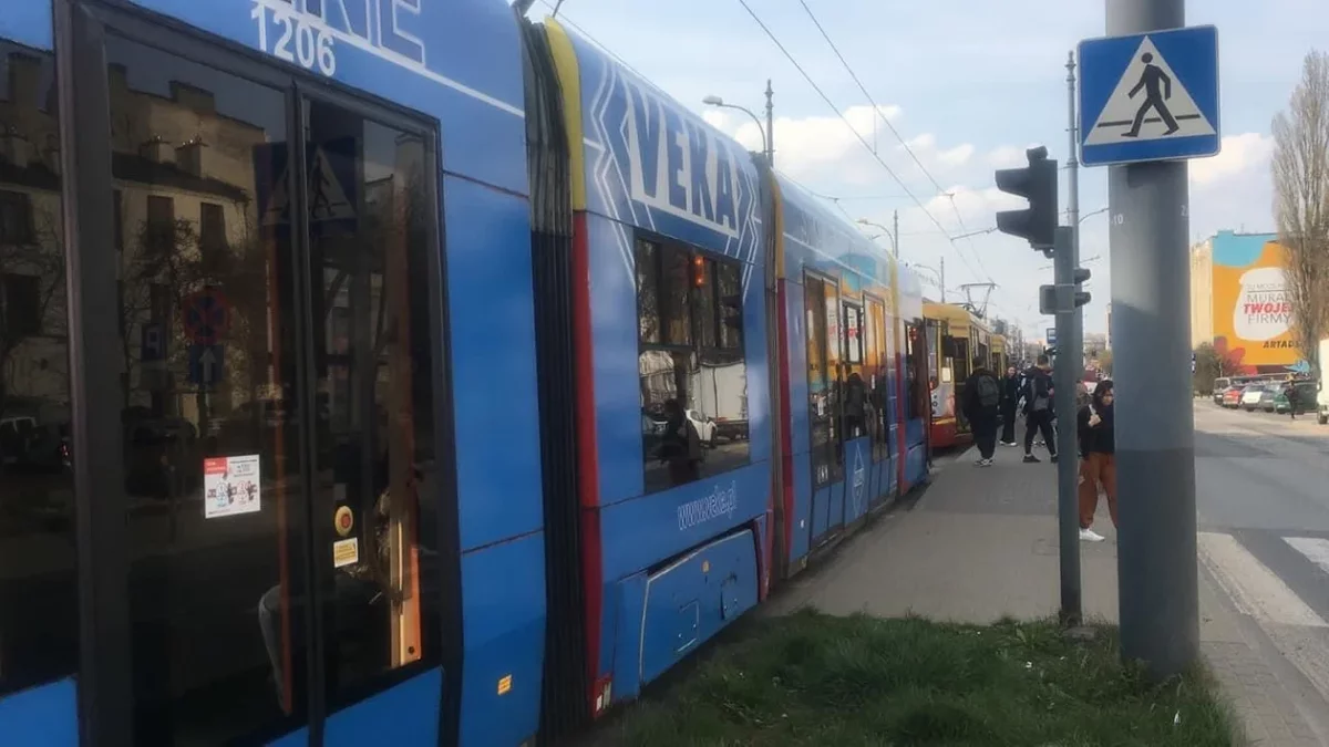 Zatrzymanie tramwajów MPK na Chojnach w Łodzi. Duże opóźnienia - Zdjęcie główne