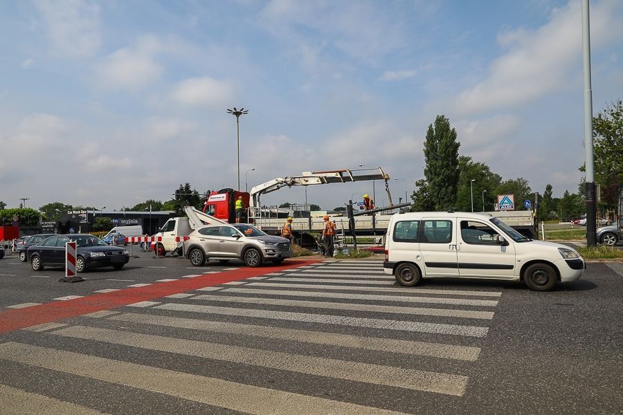 Remont świateł na skrzyżowaniu Obywatelska / Jana Pawła II. Nie ma dnia bez stłuczki i to mimo prostej drogi  (fot. Michał Pietrzak - TuŁódź.pl)