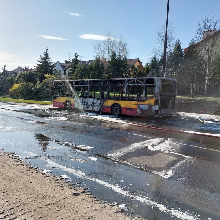 Pożar autobusu MPK na Maratońskiej. Pojazd gasiły trzy zastępy straży pożarnej  - Zdjęcie główne