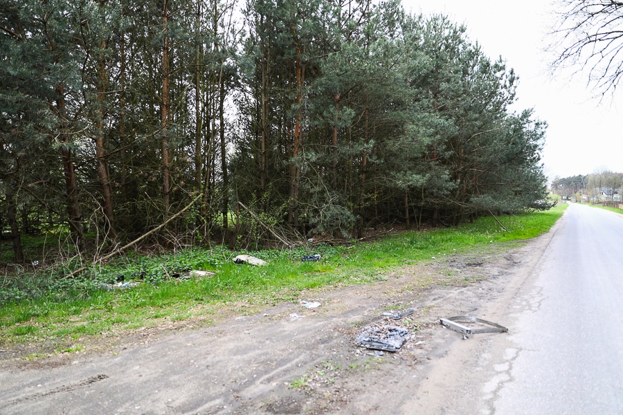 Dzikie wysypisko śmieci Łódź. Śmieci przy ul. Łaskowice w Łodzi (fot. Michał Pietrzak - TuŁódź.pl)