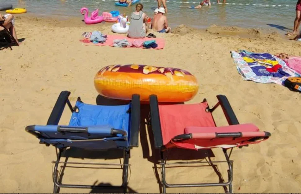 W tym miejscu turyści kąpią się nago. To plaża znajduje się niedaleko Łodzi - Zdjęcie główne