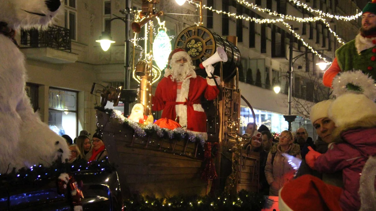 Łódź gotowa na święta! Gigantyczna choinka, parada z Mikołajem na czele i jarmark [ZDJĘCIA] - Zdjęcie główne