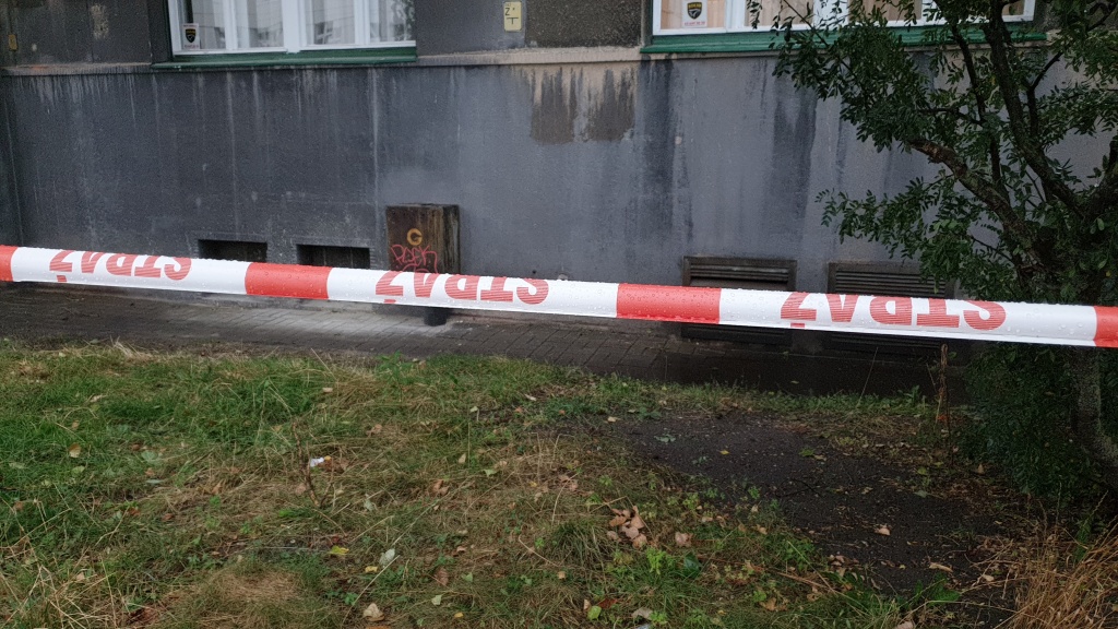 W sobotę z kamienicy na Sienkiewicza oderwał się balkon! I wciąż sobie wisi  [ZDJĘCIA] (fot. TuŁódź.pl)