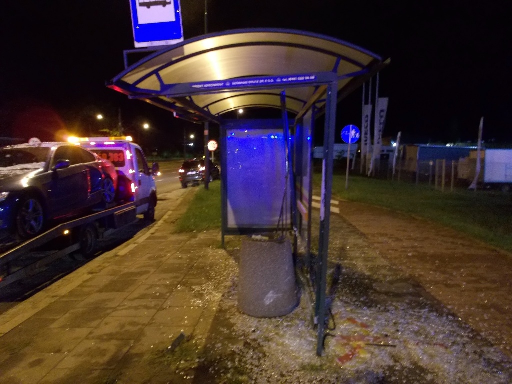 Kierowca BMW stracił panowanie nad kierownicą i zderzył się z wiatą przystankową na ul. Rokicińskiej (fot. MPK Łódź) |wiadomości łódzkie | Łódź | TuŁódź