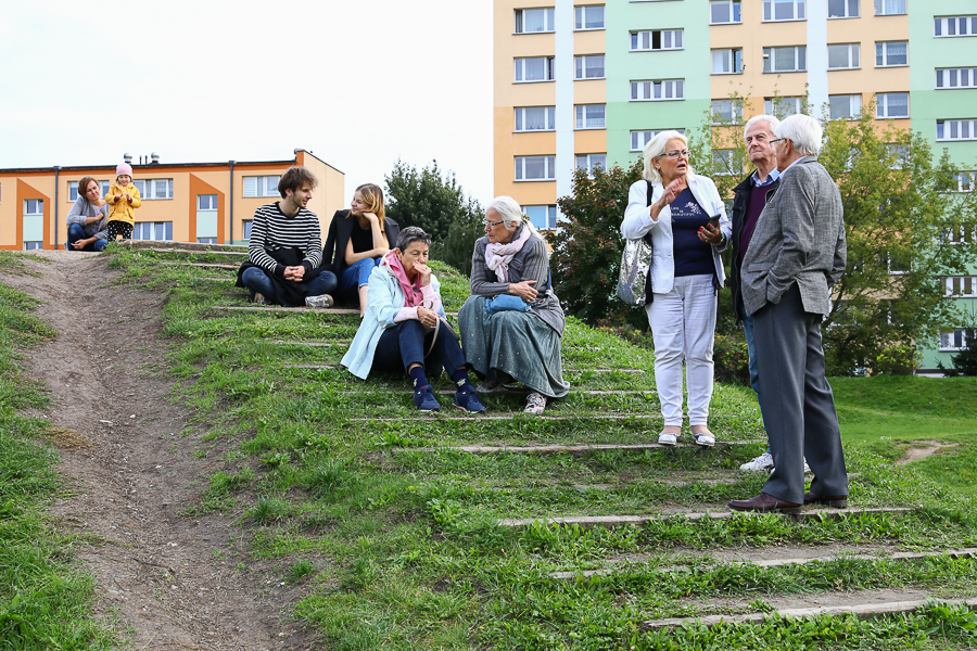 Mieszkańcy zgromadzeni przy Tężniach Solankowych na łódzkiej Retkini usłyszeli kompozycje Grzegorza Ciechowskiego w wykonaniu Kuby Sokołowskiego