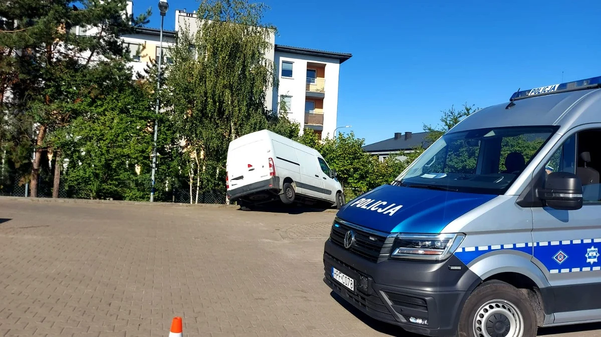 Jaguarem śmiertelnie potrącił rowerzystę. Tego samego dnia bus stoczył się na kobietę - Zdjęcie główne