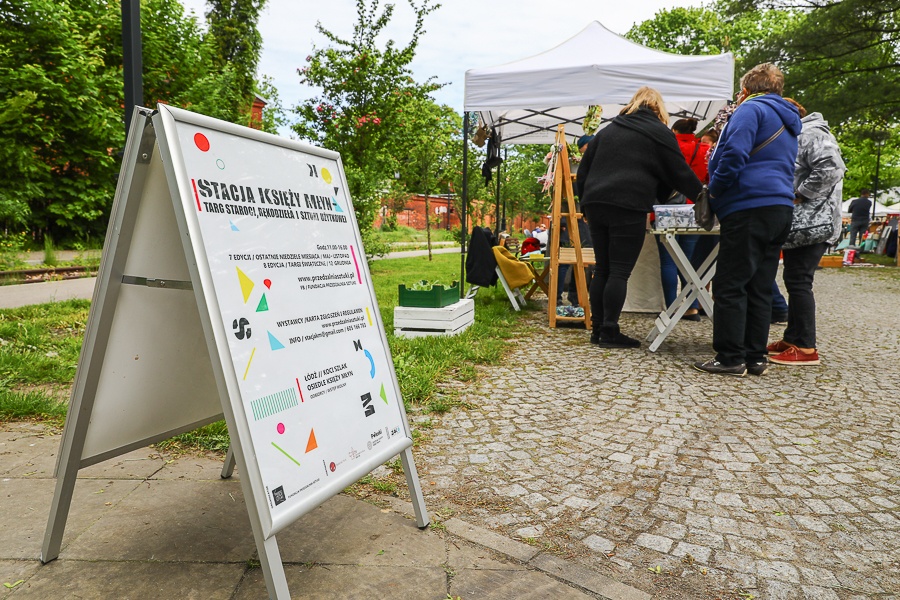 Targ Staroci Księży Młyn. Niezwykłe przedmioty, rękodzieło i sztuka użytkowa przyciągnęły wielu mieszkańców [galeria] - Zdjęcie główne