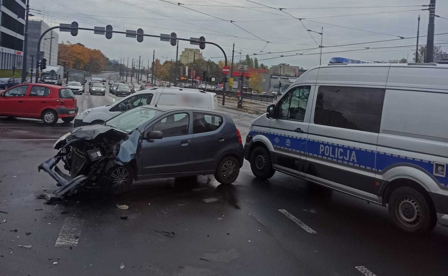 Wypadek na skrzyżowaniu marszałków w Łodzi! Tworzą się gigantyczne korki [zdjęcia] - Zdjęcie główne