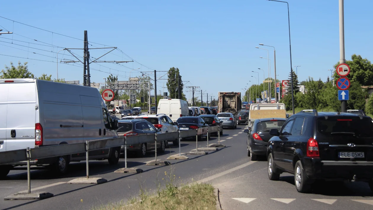 Pierwszy dzień utrudnień na ważnym skrzyżowaniu w Łodzi. Wyznaczono objazdy, al. Włókniarzy stanęła w korku [ZDJĘCIA] - Zdjęcie główne