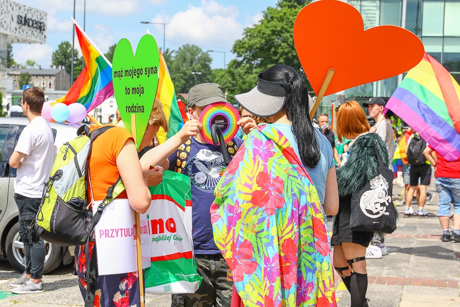 Marsz Równości i Marsz Normalności w Łodzi. Obie manifestacje przeszły ulicami miasta w sobotę, 26 czerwca 2021 (fot. Michał Pietrzak - redakcja TuŁódź) | wiadomości łódzkie | Łódź | TuŁódź