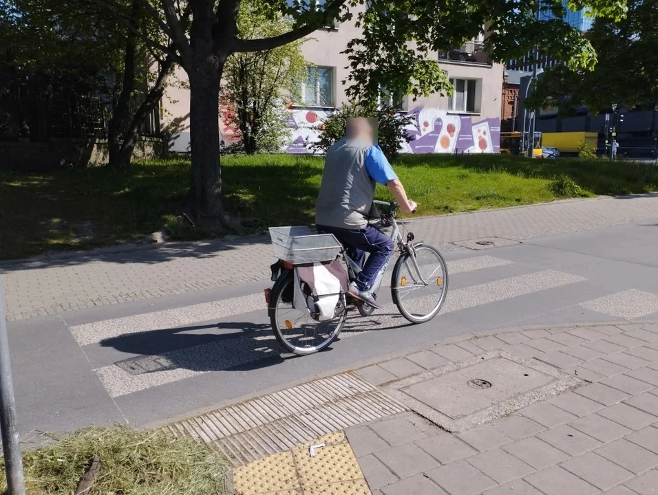 Staranowała mnie nastoletnia rowerzystka. Zamiast kasku, na głowie miała słuchawki [KOMENTARZ] - Zdjęcie główne