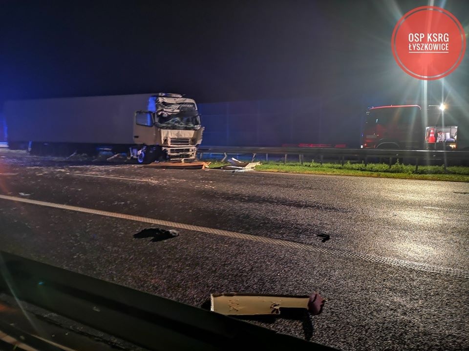 TIR wjechał na dwa busy na A2. Zginął kierowca, który znajdował się poza kabiną pojazdu [ZDJĘCIA STRAŻY] - Zdjęcie główne