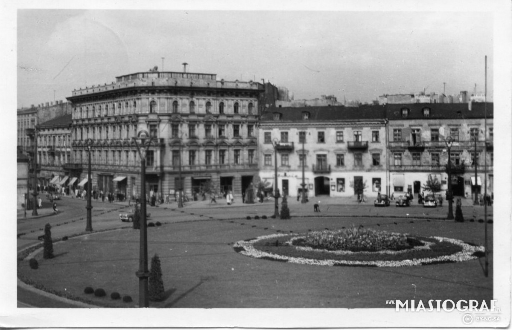 Widok na kamienice Placu Wolności 9, 10, 11 i początek ulicy Nowomiejskiej. P.T.T.K Zakł. Wytw. Fotowidokówek Kłodzko rok 1950 (fot. T. Hermańczyk | Miastograf) |wiadomości łódzkie | Łódź | TuŁódź 