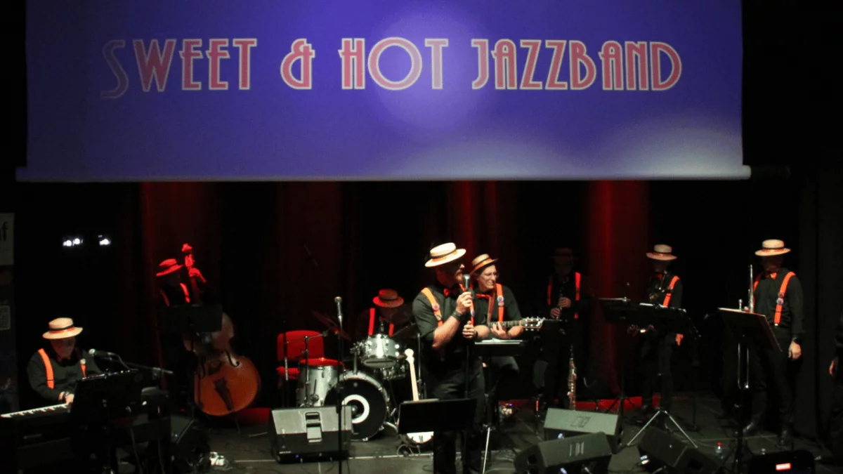 Zespół „Sweet&Hot Jazzband” świętuje swoje 20-lecie! W Starym Młynie wybrzmiały przedwojenne klimaty [ZDJĘCIA] - Zdjęcie główne