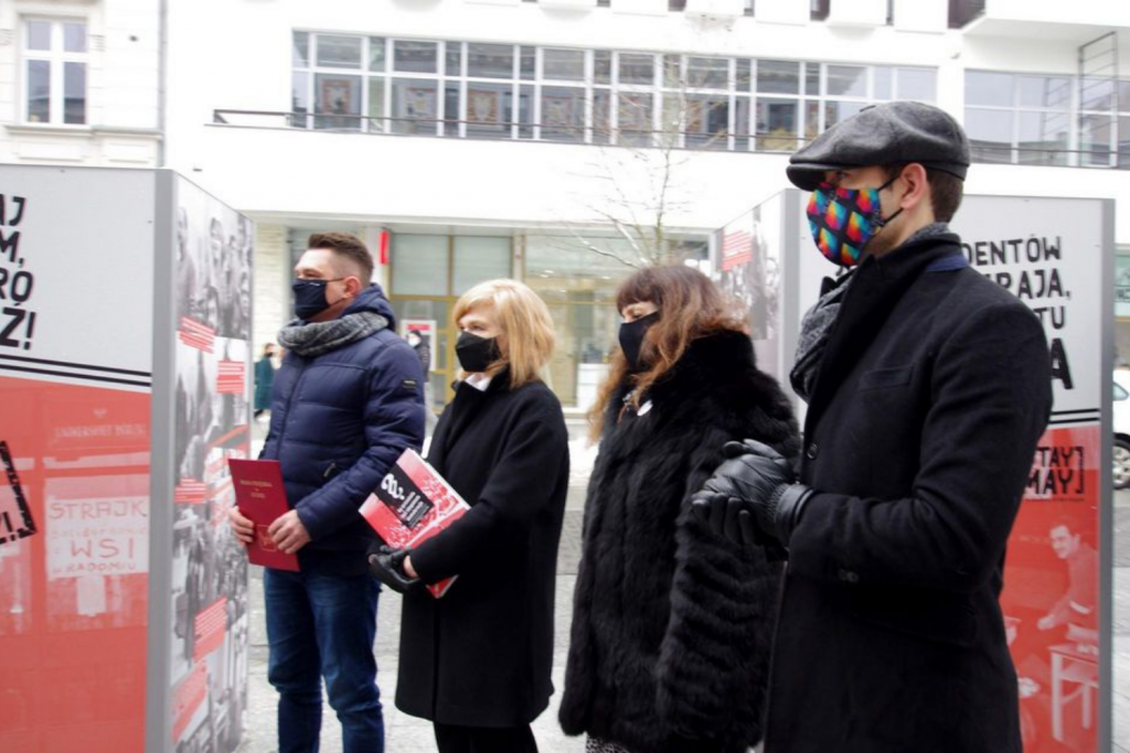 W uroczystym otwarciu wystawy fotograficznej przed Urzędem Miasta Łodzi wzięli udział zaproszeni goście (fot. UMŁ) |wiadomości łódzkie|wiadomości łódź|TuŁódź