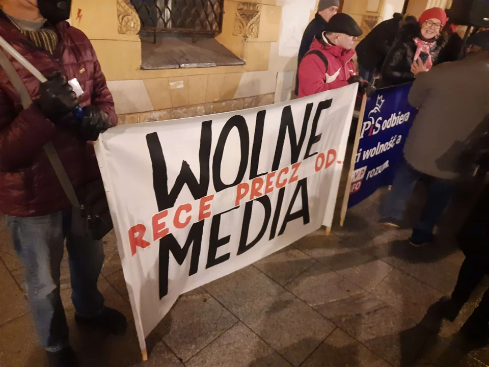 Protest w sprawie wolnych mediów na ulicy Piotrkowskiej w Łodzi