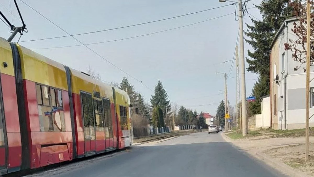 Stoki: kierowcy "polują" na pasażerów MPK? Jedni się spieszą, drudzy chcą wsiąść do tramwaju