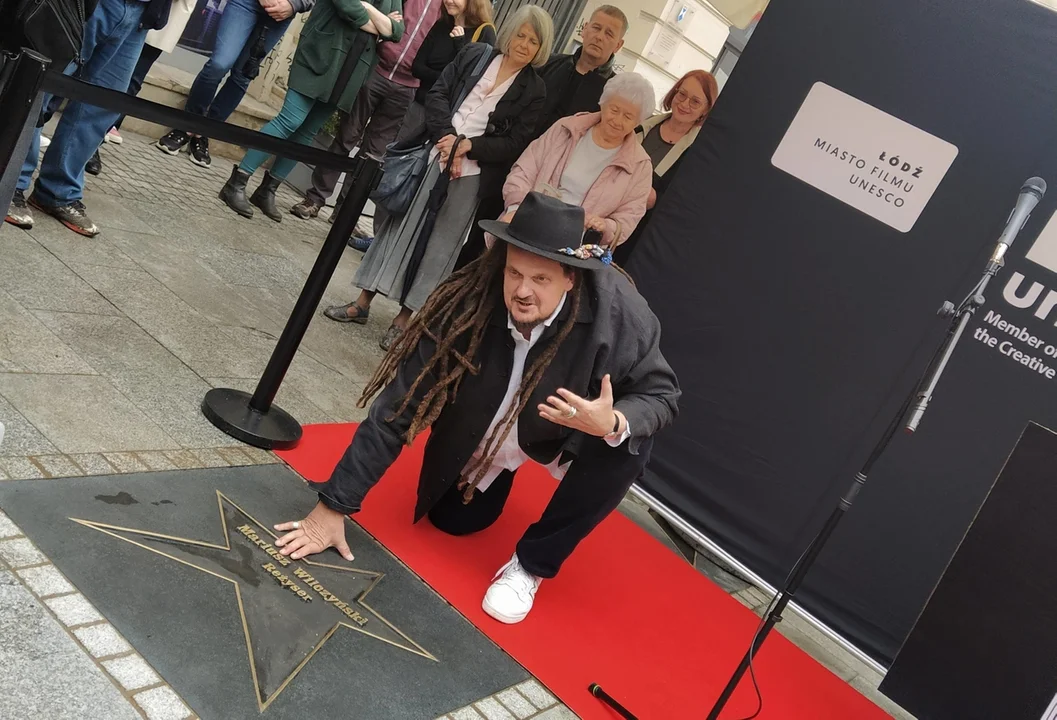 Mariusz Wilczyński odsłonił swoją Gwiazdę na ul. Piotrkowskiej. Kolejne wybitne nazwisko zaszczyciło łódzką Aleję Gwiazd! - Zdjęcie główne