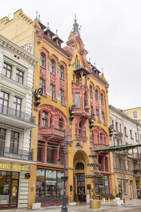 Ulica Piotrkowska w Łodzi to najdłuższy deptak w Polsce i jedna z najdłuższych ulic handlowych w Europie. Zobacz, jak się zmieniła