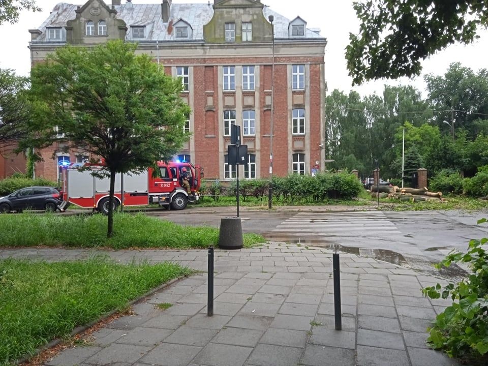 Burza Łódź. Gwałtowne ulewy i zalane ulice w Łodzi. Tramwaje MPK Łódź opóźnione (fot. Czytelnik)