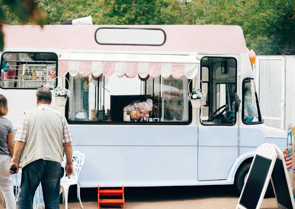 Zlot foodtrucków w Łodzi. Ogrody Geyera czekają na miłośników pysznego jedzenia (fot. Canva)