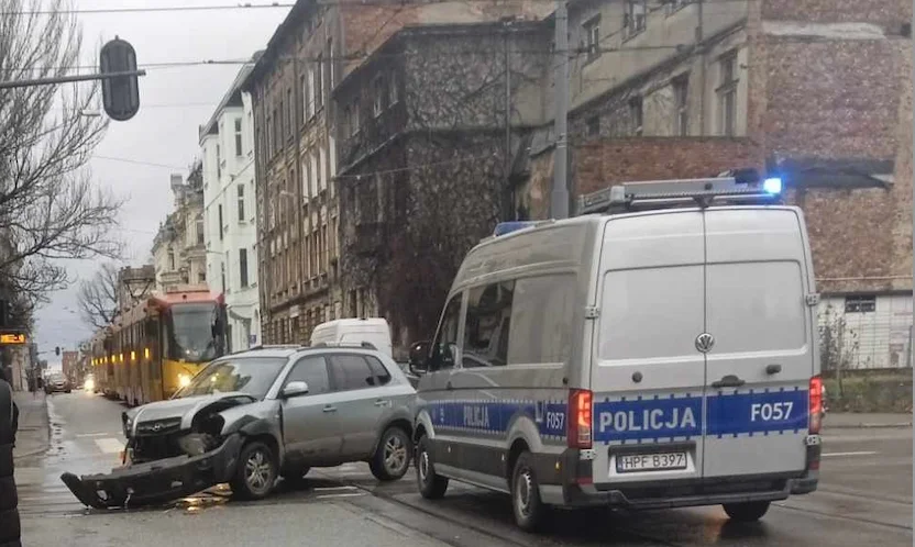 Łódź. Wypadek na skrzyżowaniu Gdańskiej i Zielonej. Utrudnienia w ruchu - Zdjęcie główne