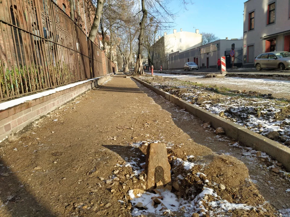 Ulica Struga w Łodzi w fatalnym stanie. Kiedy skończy się remont? „Robotników nie widziałam od października”! - Zdjęcie główne