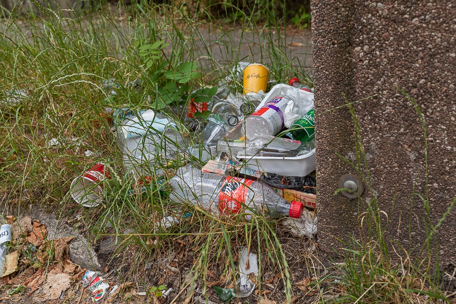 Śmieci na ul. Żytniej w Łodzi. Nieuregulowany stan prawny obszaru generuje nawracający problem (fot. Michał Pietrzak) |wiadomości łódzkie | Łódź | TuŁódź