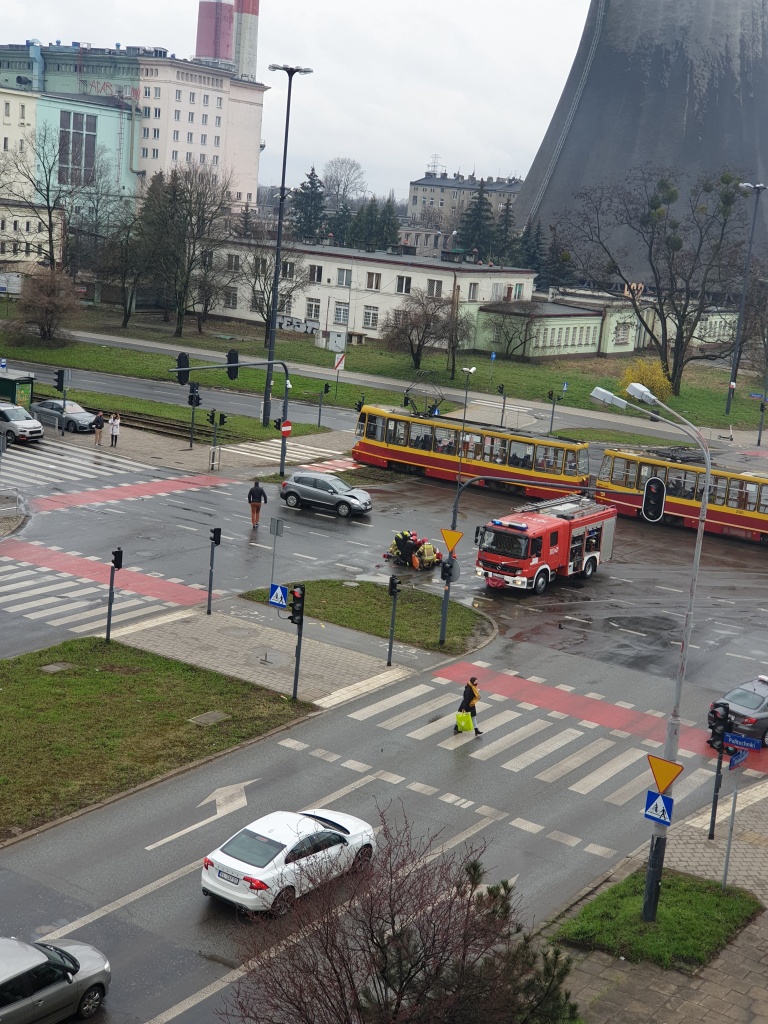 UWAGA! Wypadek na skrzyżowaniu al. Politechniki z ul. Wróblewskiego w Łodzi. Doszło do potrącenia pieszej [zdjęcia] - Zdjęcie główne