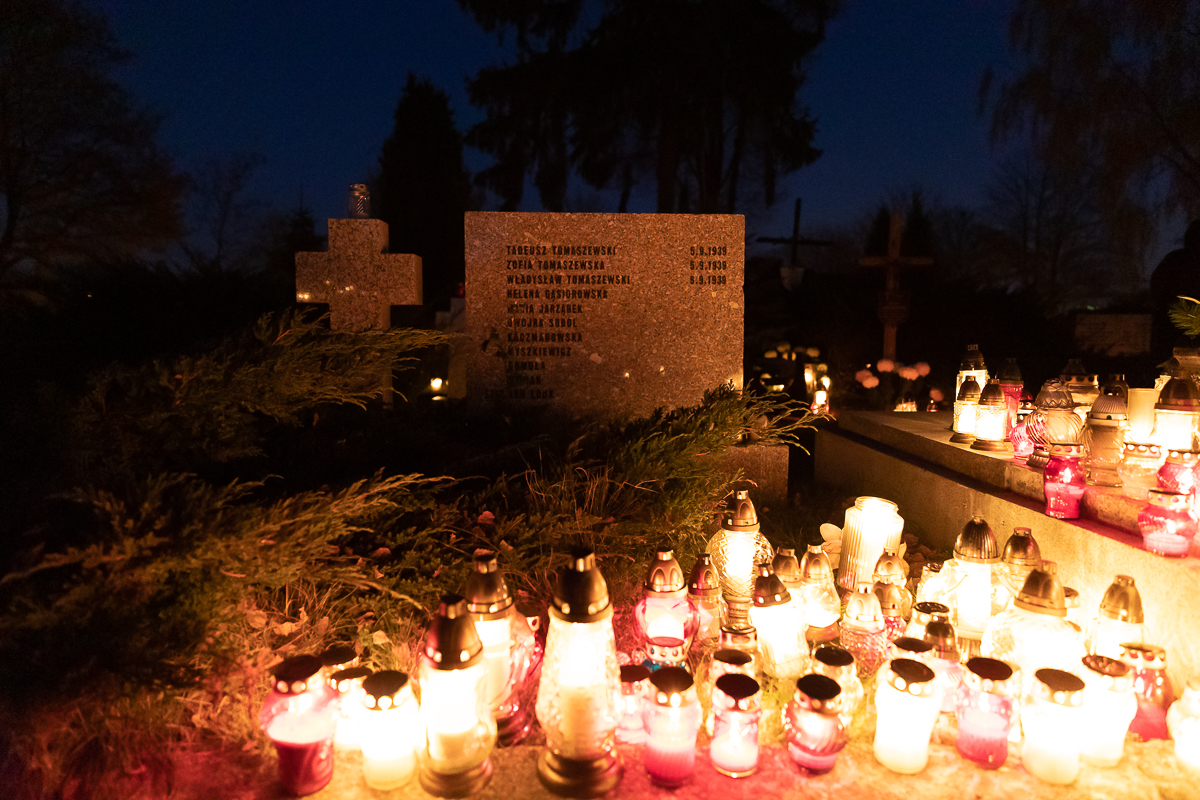 Łódzkie cmentarze nocą prezentują się niebywale. Taka atmosfera sprzyja refleksjom