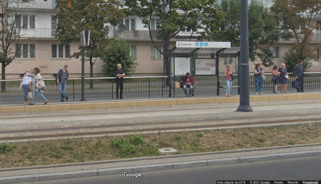 MPK Łódź. Mieszkańcy Łodzi oczekiwaniu na tramwaj MPK Łódź na trasie WZ (fot. Google Street View)