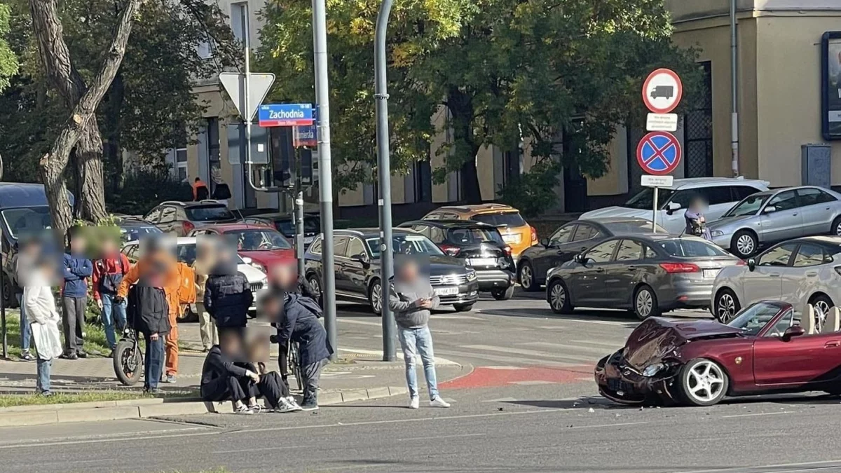 Wypadek na skrzyżowaniu Zachodnia-Lutomierska. Pół kabrioletu skasowane. Jedna osoba w szpitalu [ZDJĘCIA] - Zdjęcie główne