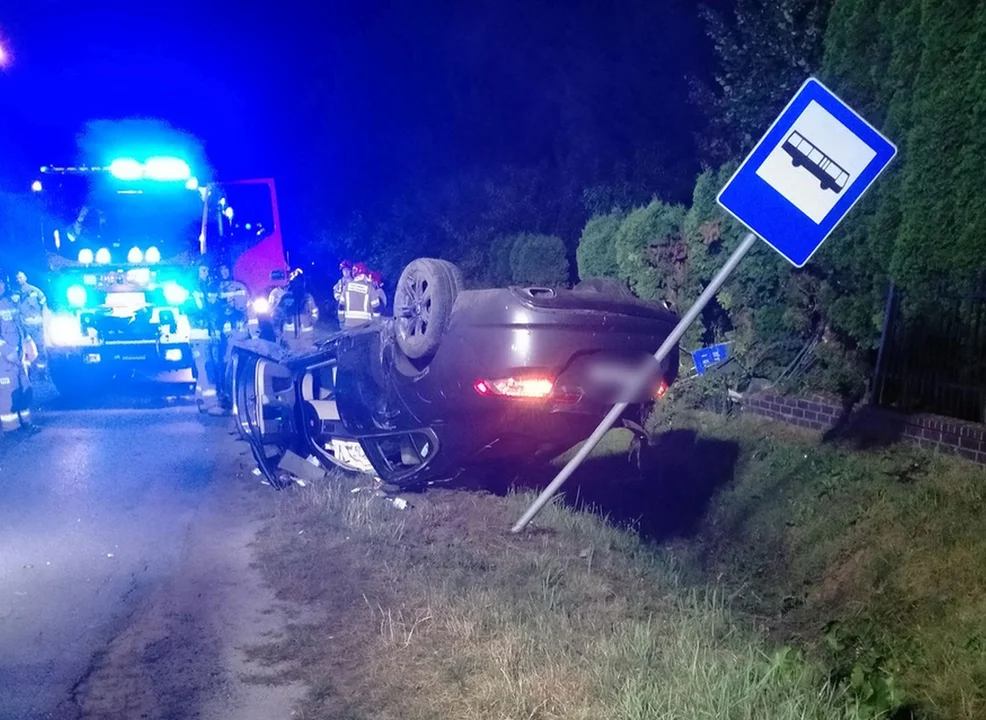 Pędził jaguarem na złamanie karku. Auto skasowane, przystanek też [ZDJĘCIA] - Zdjęcie główne