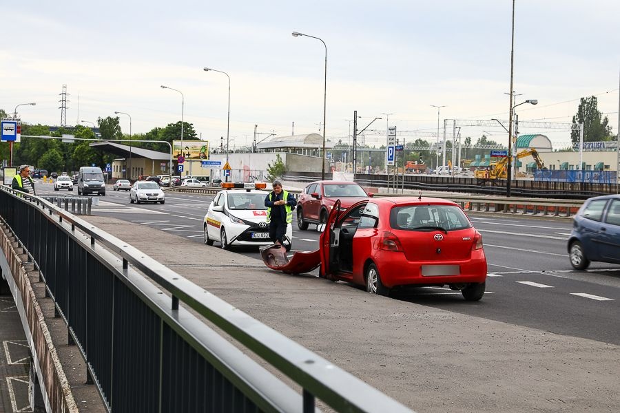 Wypadek Łódź. Kraksa na al. Unii Lubelskiej. Przód toyoty skasowany [zdjęcia] - Zdjęcie główne