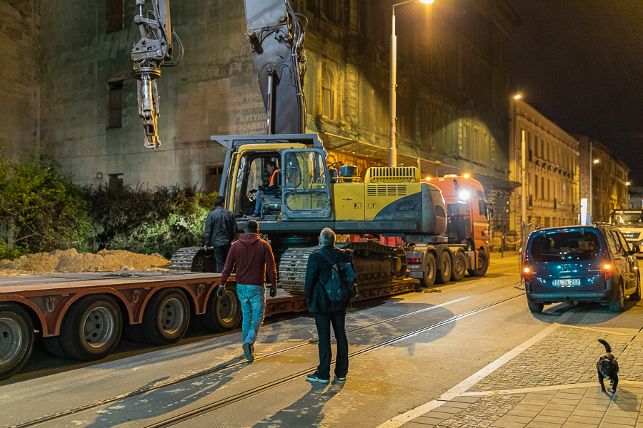 Przez sytuację z kamienicą na Kilińskiego 49 nie kursują tramwaje. Pasażerowie MPK się niecierpliwią