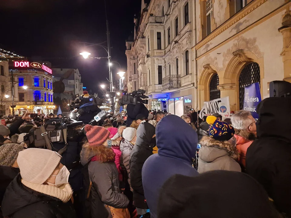 Protest w sprawie wolnych mediów na ulicy Piotrkowskiej w Łodzi