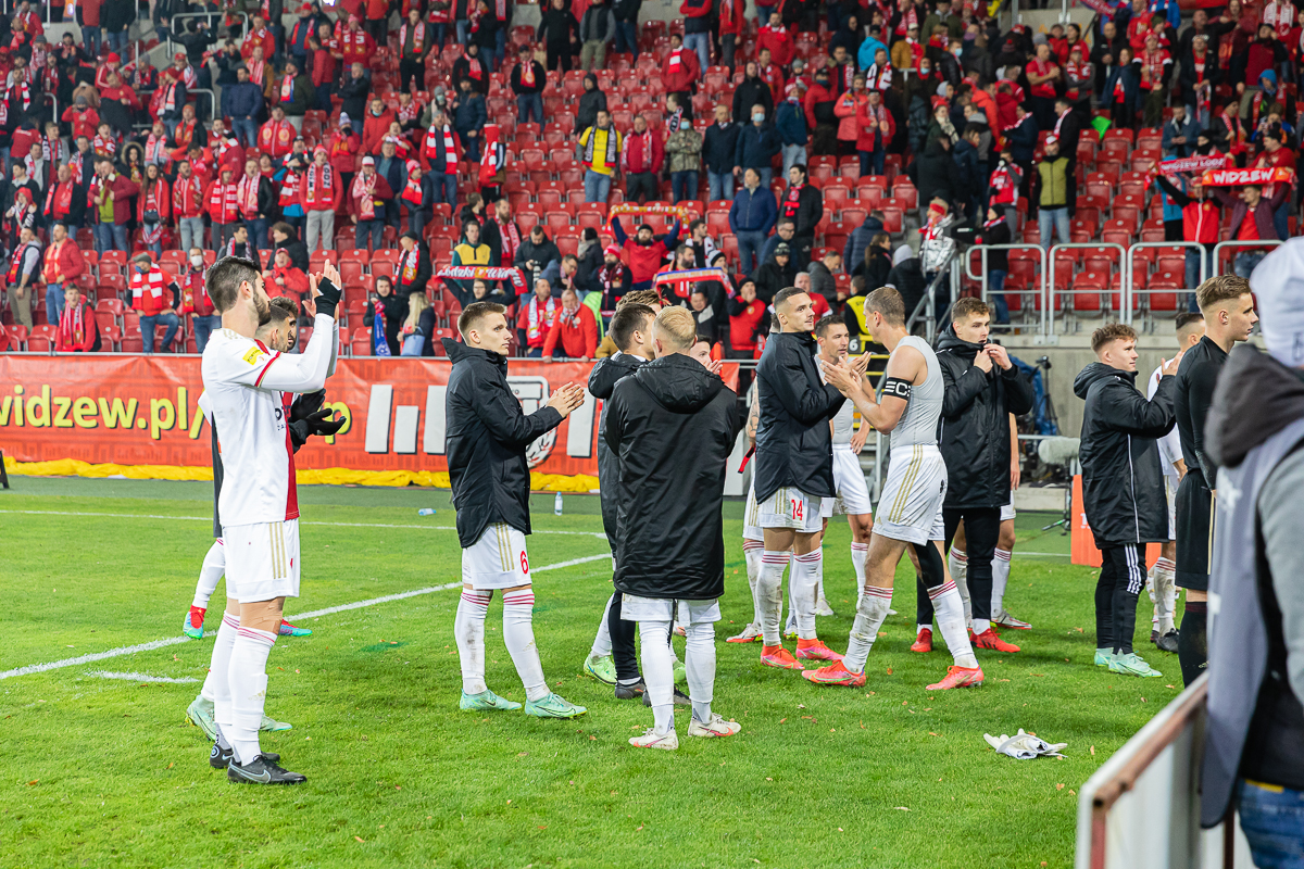 Derby Łodzi to nie tylko mecz. Race, próby konfrontacji kiboli i gaz na stadionie 