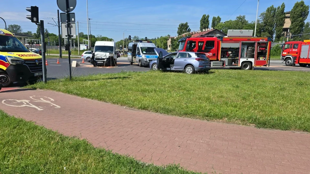 Wypadek z udziałem radiowozu na łódzkim Polesiu. Policjanci trafili do szpitala