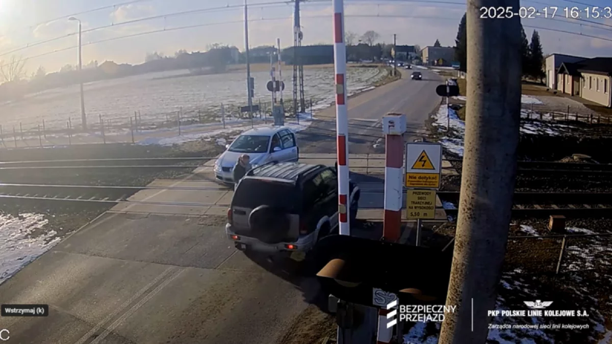 Łódzkie: Sekundy dzieliły ją od tragedii. Auto popsuło się na przejeździe kolejowym [WIDEO] - Zdjęcie główne