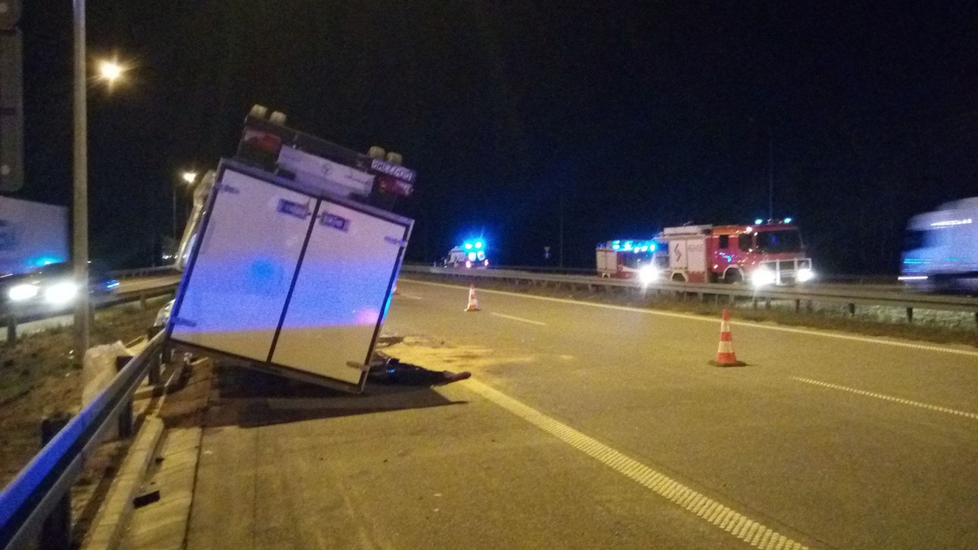 Niebezpieczne zdarzenie na A1 pod Łodzią. Kierowca zjechał z drogi [ZDJĘCIA] - Zdjęcie główne