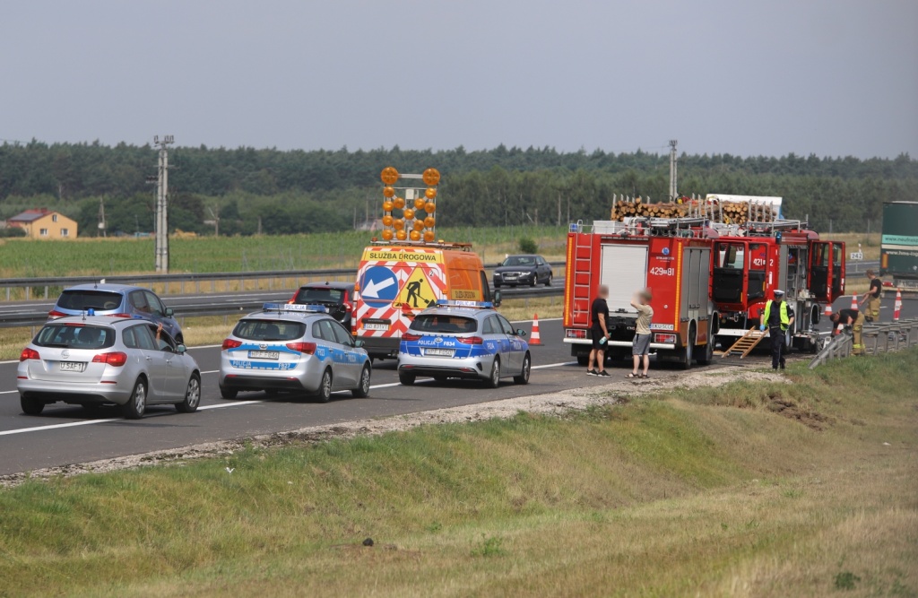 Wypadek Łódzkie. Do groźnego wypadku samochodowego doszło na autostradzie A1, na wysokości miejscowości Wieszczyce (fot. bnp) |wiadomości łódzkie | Łódź | TuŁódź